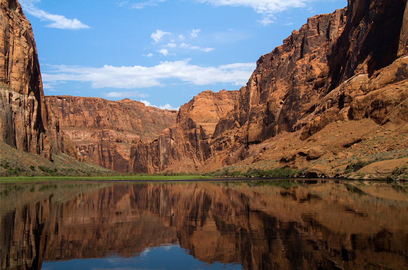 Скальные выступы перпендикулярных стен каньона реки Колорадо в Юте создают условия для рассеяния звуковой волны.