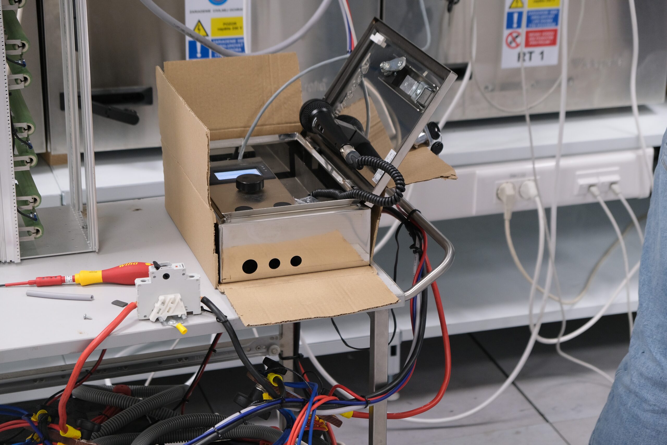 Блок управления системы во время испытаний FAT и SAT