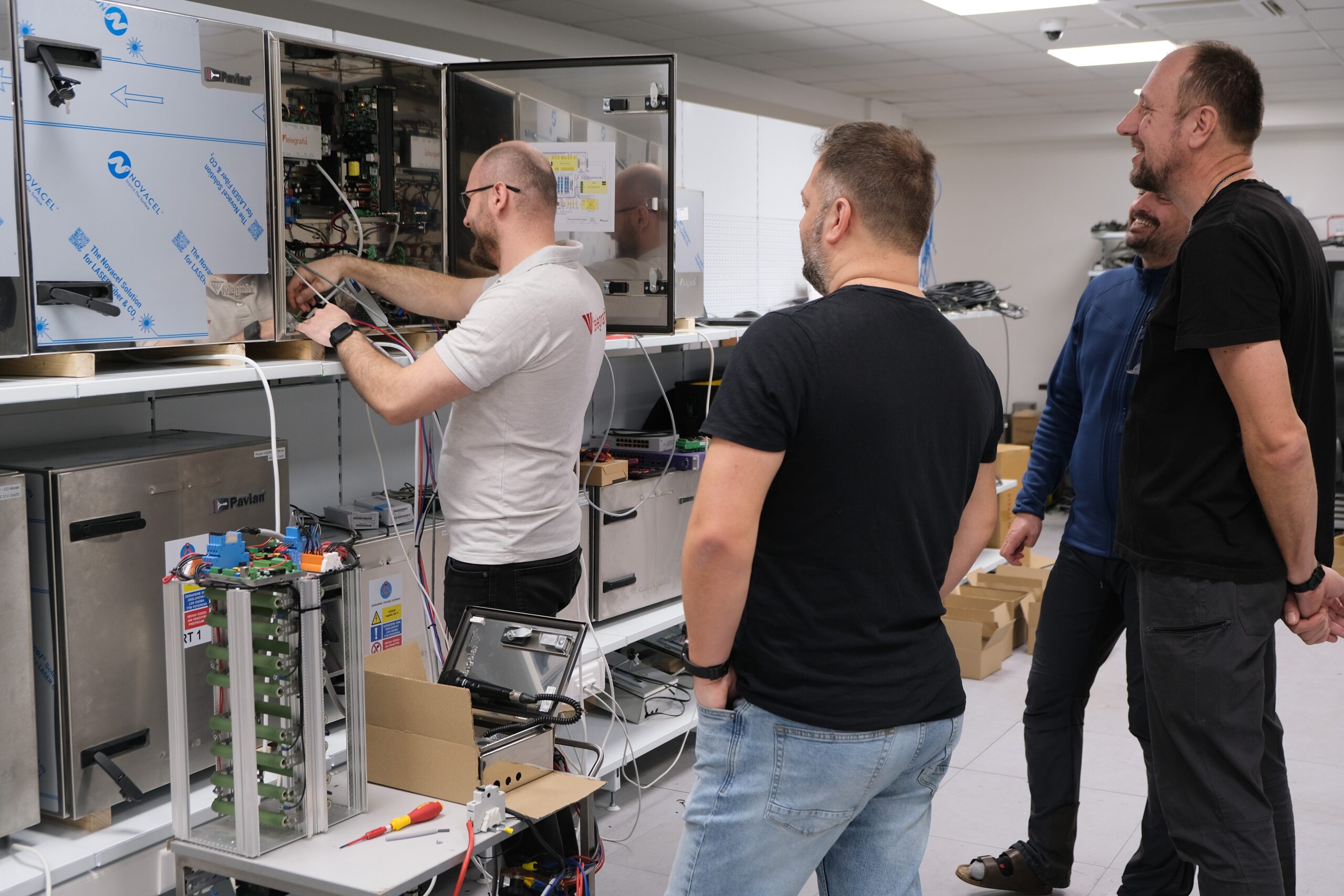 Инженеры проводят испытания FAT и SAT промышленной системы перед вводом в эксплуатацию