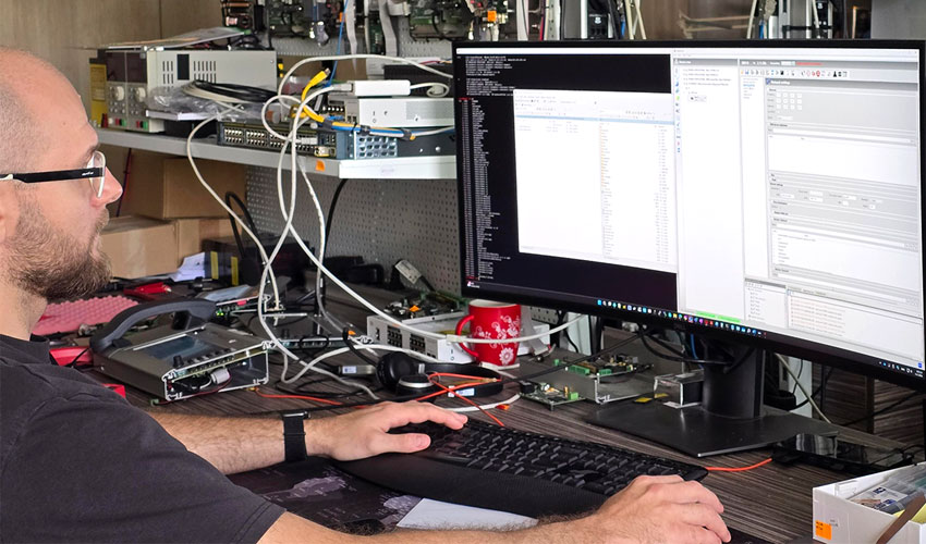 специалист выполняет удалённую поддержку и диагностику систем оповещения