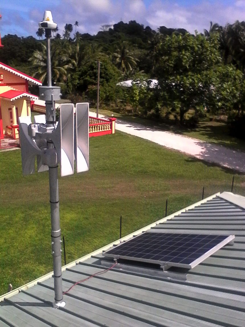 Установка системы оповещения о цунами компании «Telegrafia» на острове Маиао в Тихом Океане