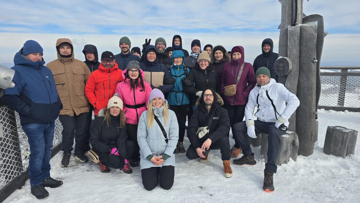 Teambuilding Telegrafia in Krynica – four teams group photo during winter team building